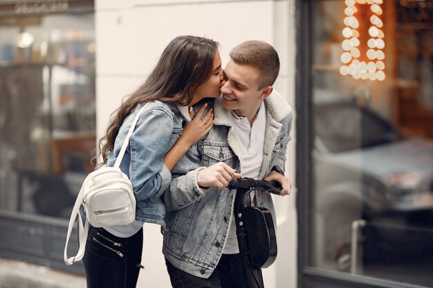 Hermosa pareja pasa tiempo en la calle