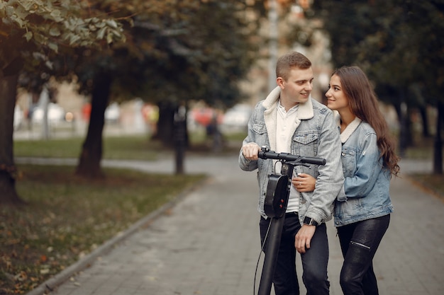 Hermosa pareja pasa tiempo en la calle