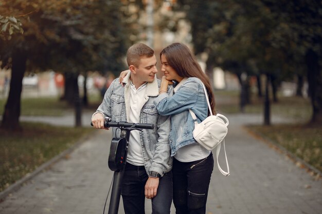 Hermosa pareja pasa tiempo en la calle