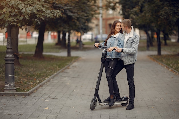 Hermosa pareja pasa tiempo en la calle