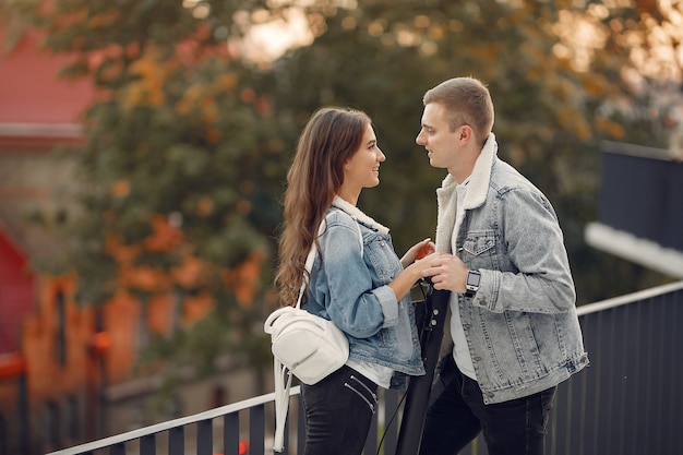 Hermosa pareja pasa tiempo en la calle