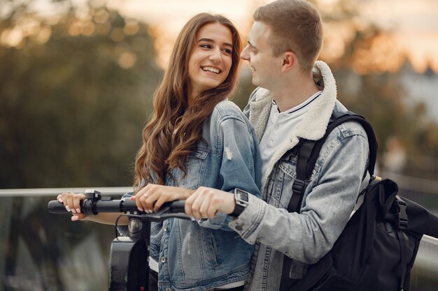 Hermosa pareja pasa tiempo en la calle