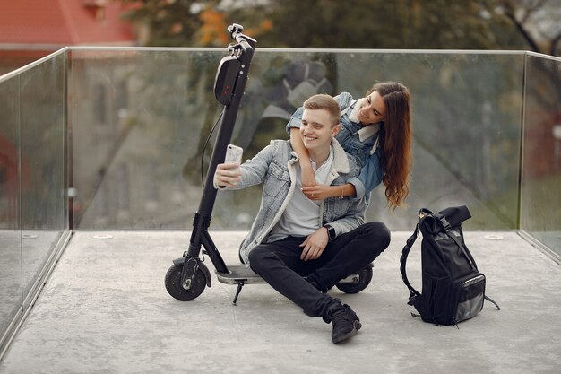 Hermosa pareja pasa tiempo en la calle