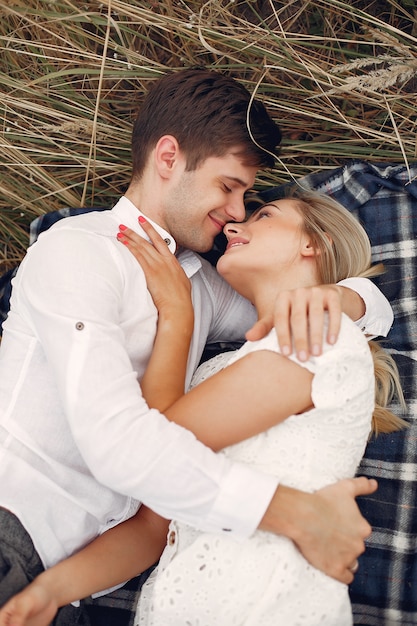 Hermosa pareja pasa tiempo en un campo de otoño