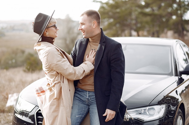 Hermosa pareja pasa tiempo en un campo de otoño