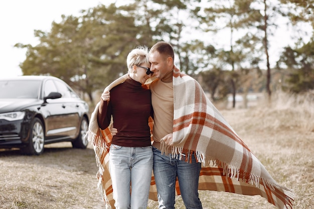 Hermosa pareja pasa tiempo en un campo de otoño