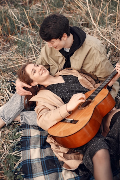 Foto gratuita hermosa pareja pasa tiempo en un campo de otoño