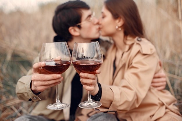 Hermosa pareja pasa tiempo en un campo de otoño