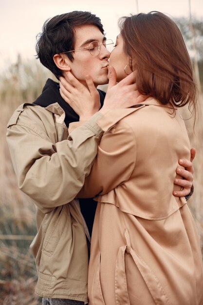 Hermosa pareja pasa tiempo en un campo de otoño