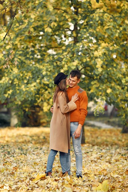 Hermosa pareja pasa tiempo en un campo de otoño