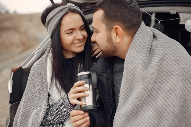 Hermosa pareja pasa tiempo en un campo de primavera