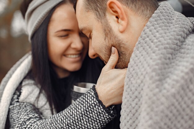 Hermosa pareja pasa tiempo en un campo de primavera