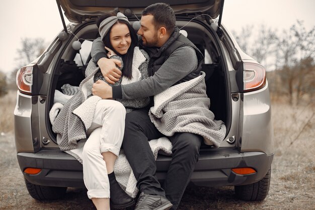 Hermosa pareja pasa tiempo en un campo de primavera