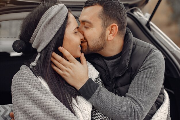 Hermosa pareja pasa tiempo en un campo de primavera