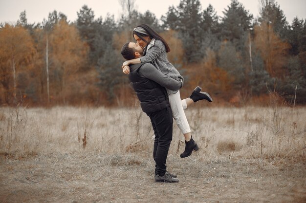 Hermosa pareja pasa tiempo en un campo de primavera