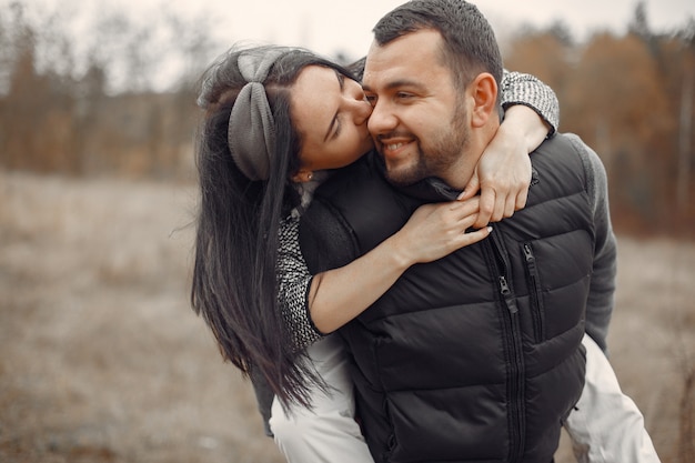 Hermosa pareja pasa tiempo en un campo de primavera