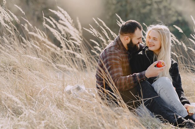 Hermosa pareja pasa tiempo en un campo de trigo