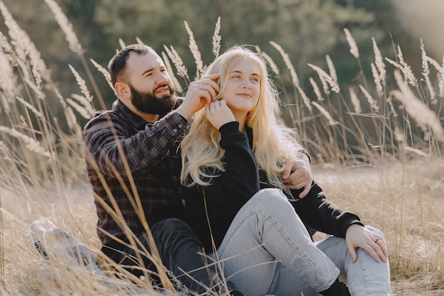 Hermosa pareja pasa tiempo en un campo de trigo