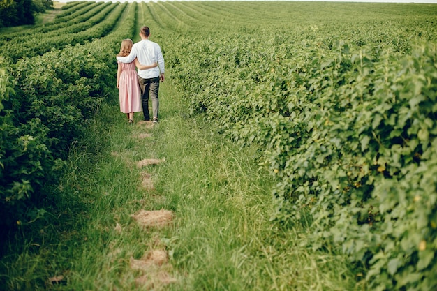 Hermosa pareja pasa tiempo en un campo de verano