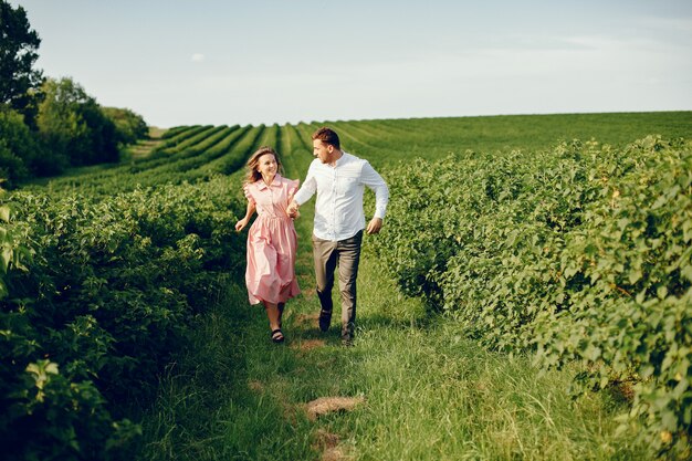 Hermosa pareja pasa tiempo en un campo de verano