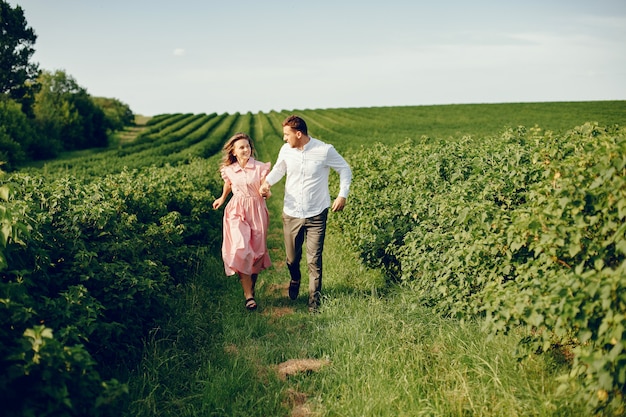 Hermosa pareja pasa tiempo en un campo de verano