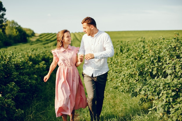 Hermosa pareja pasa tiempo en un campo de verano