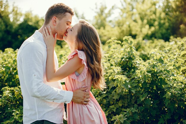 Hermosa pareja pasa tiempo en un campo de verano