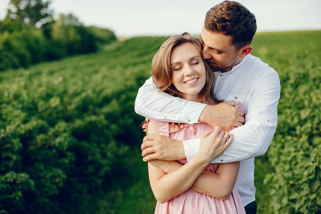 Hermosa pareja pasa tiempo en un campo de verano