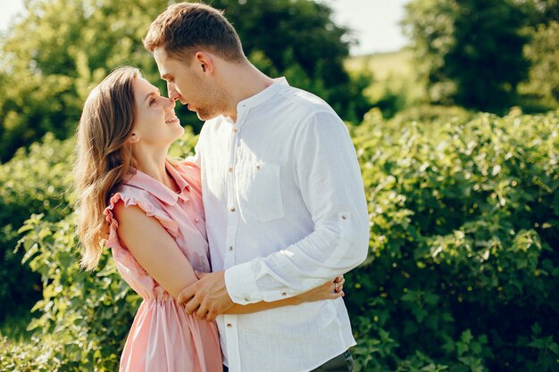 Hermosa pareja pasa tiempo en un campo de verano