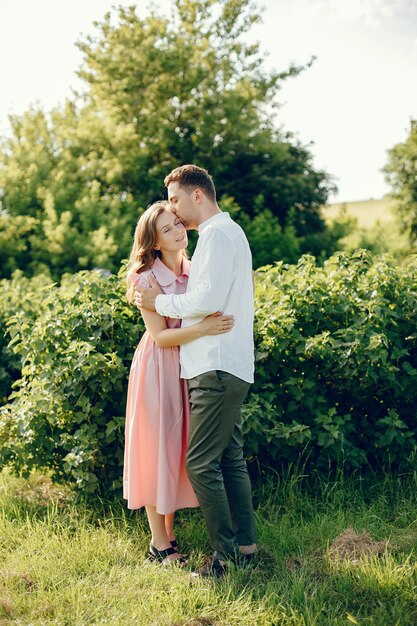 Hermosa pareja pasa tiempo en un campo de verano