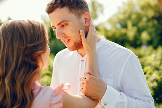 Hermosa pareja pasa tiempo en un campo de verano