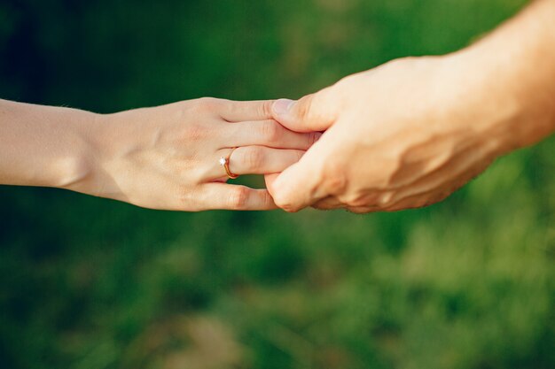 Hermosa pareja pasa tiempo en un campo de verano