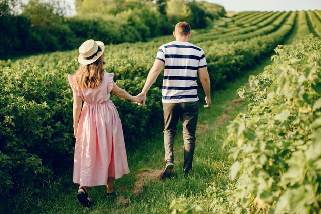 Hermosa pareja pasa tiempo en un campo de verano