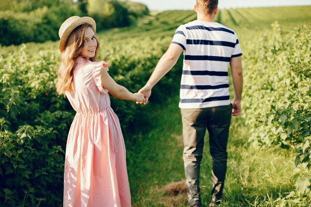 Hermosa pareja pasa tiempo en un campo de verano