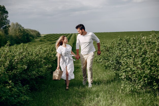 Hermosa pareja pasa tiempo en un campo de verano