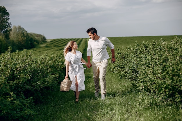 Hermosa pareja pasa tiempo en un campo de verano