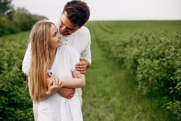 Hermosa pareja pasa tiempo en un campo de verano