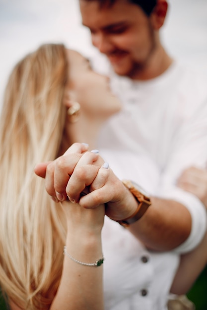 Hermosa pareja pasa tiempo en un campo de verano