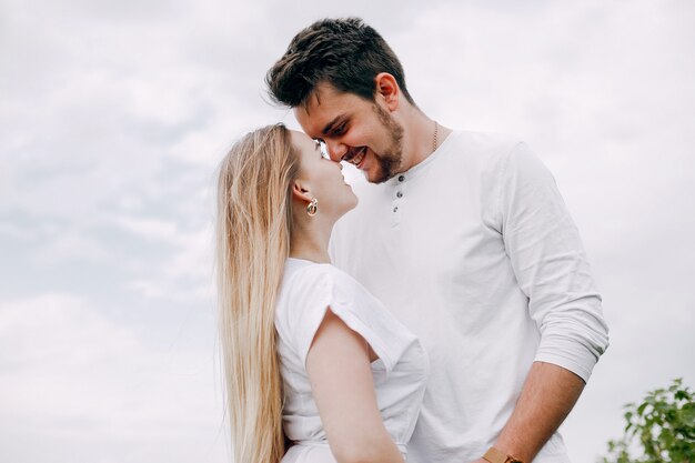 Hermosa pareja pasa tiempo en un campo de verano