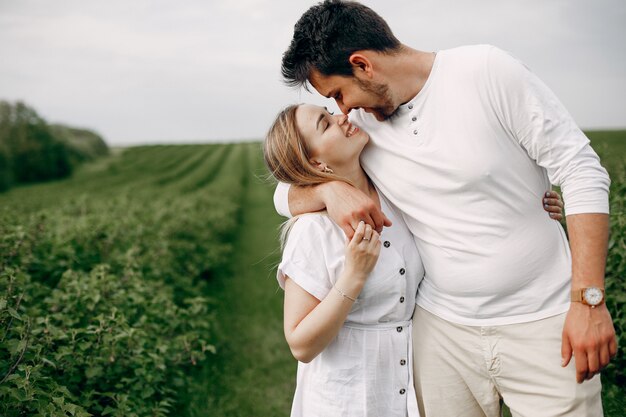 Hermosa pareja pasa tiempo en un campo de verano