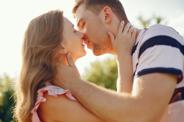 Hermosa pareja pasa tiempo en un campo de verano