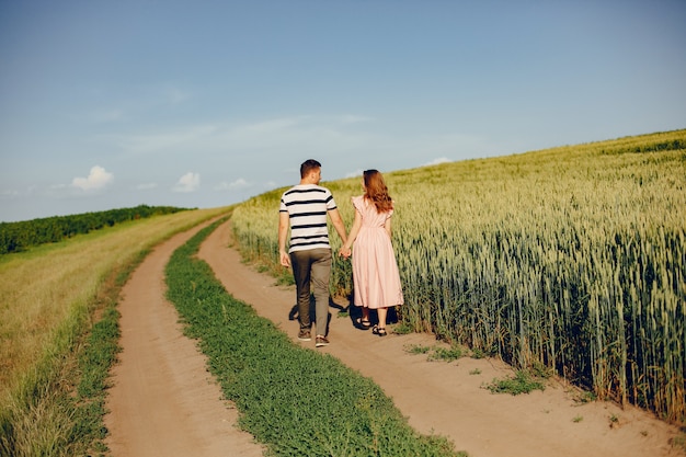 Hermosa pareja pasa tiempo en un campo de verano