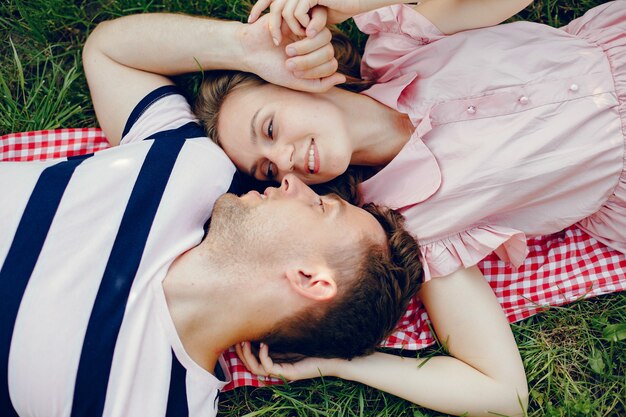 Hermosa pareja pasa tiempo en un campo de verano