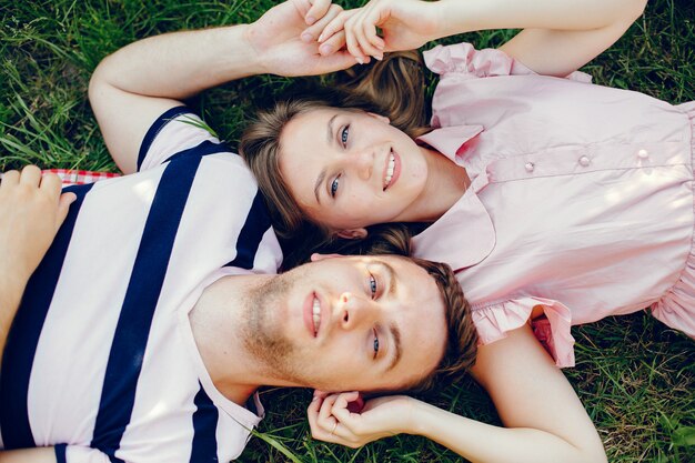 Hermosa pareja pasa tiempo en un campo de verano