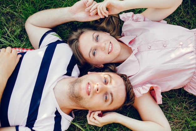 Hermosa pareja pasa tiempo en un campo de verano