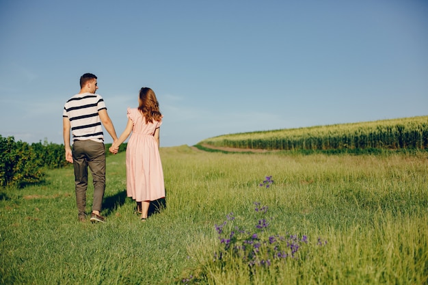 Hermosa pareja pasa tiempo en un campo de verano