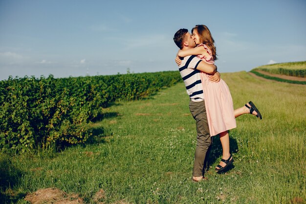 Hermosa pareja pasa tiempo en un campo de verano