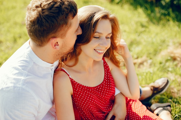 Hermosa pareja pasa tiempo en un campo de verano