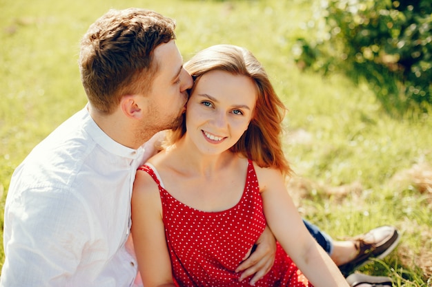 Hermosa pareja pasa tiempo en un campo de verano