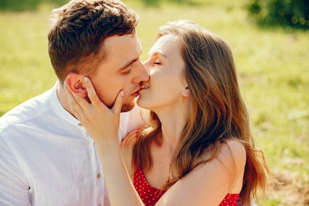 Hermosa pareja pasa tiempo en un campo de verano